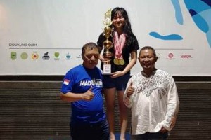 Perenang terbaik, Avena berfoto bersama pelatih dan orang tuanya.